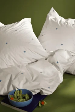 Daisy Bed Set 140x200 + 60x63 cm, White / Light Blue