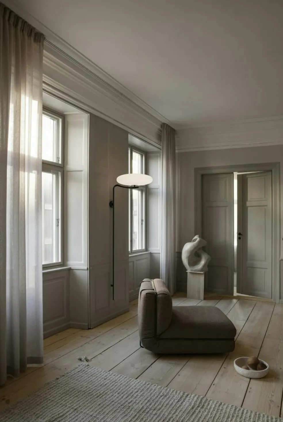 Model 2065 Wall Lamp, White / Champagne