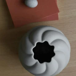 Twist Ball Vase 20 cm, Black