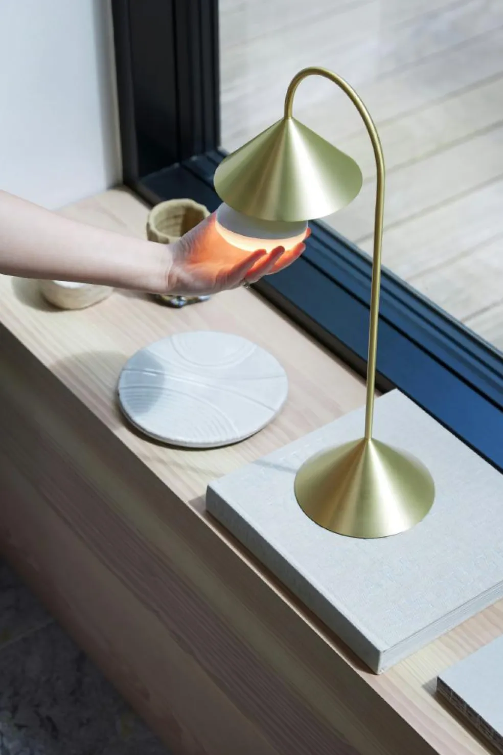 Grasp Table Lamp Portable 47 cm, Matt White