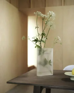 Ridge Vase Frosted Glass 16,5 cm, Taupe