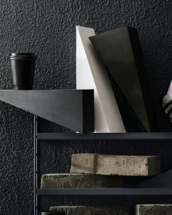 String Pocket Shelf Metal, Oxtorgsröd